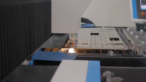 Αυτόματη cnc laser μηχάνημα κοπής που λειτουργεί με λαμαρίνα με σπινθήρες — Αρχείο Βίντεο