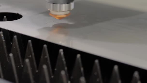 Máquina de corte a laser automática trabalhando com chapa metálica com faíscas - close-up — Vídeo de Stock