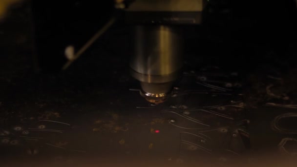 Laser mesin pemotong bekerja dengan lembaran logam dengan percikan-close up — Stok Video