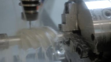 Fabrikada metal işçiliği kesen soğutma sistemi olan bir değirmen makinesi.