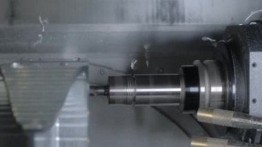 Fabrikadaki talaşlarla metal işçiliğini kesen makineyi döndürmek