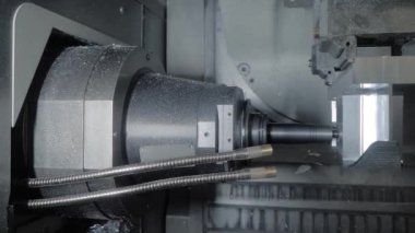 Fabrikadaki talaşlarla metal işçiliğini kesen makineyi döndürmek