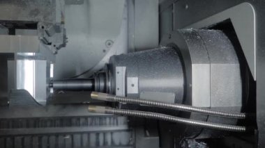 Fabrikadaki talaşlarla metal işçiliğini kesen makineyi döndürmek