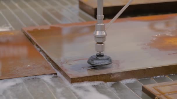Snarere ekstrem automatisk vannstrålingsmaskin som arbeider med metallplater – stockvideo