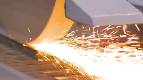 Yavaş çekim: yüzey öğütme makinesi fabrikada metal levha ile çalışıyor — Stok video