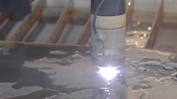 Машина плазменной резки, работающая с листовым металлом с искрами - замедленное движение — стоковое видео