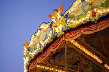 Akşamları Venedik atlıkarıncalarının üst kısmı - düşük açılı görünüm