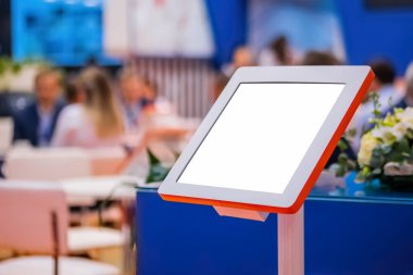 Sergide boş beyaz görüntülü elektronik çokluortam tableti kiosku