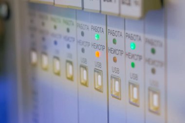 Makine ekipmanlarının elektrik kontrol panelinde durum göstergesi ışıklandırılıyor