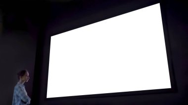 Boş büyük etkileşimli duvar görüntüsüne bakan kadın - beyaz ekran konsepti