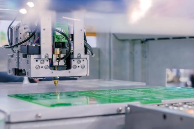 KİS seçimi ve makine montajlama bilgisayar devre kartı - ön görünüm