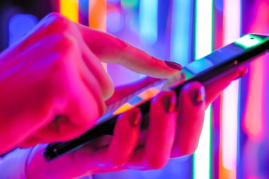 Etkileşimli sergide akıllı telefon kullanan kadın - görüntüyü kapat