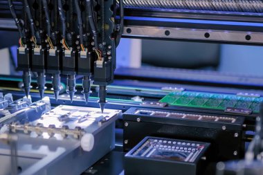 Otomatik KİS seçimi ve bilgisayar devre kartı montajı makinası