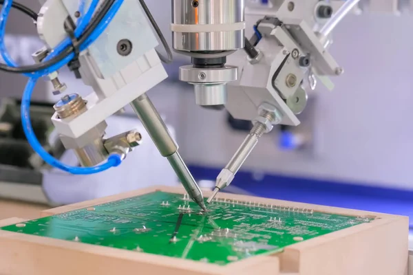 Fabrikadaki basılı devre kartlarının seçici lehimleme bileşenleri süreci