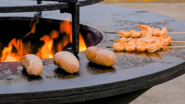 Processen för grillning av räkor och korv på fräs med varm låga - närbild — Stockfoto