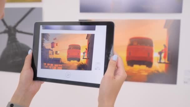 Wanita menggunakan tablet dengan aplikasi AR - konsep seni kontemporer — Stok Video