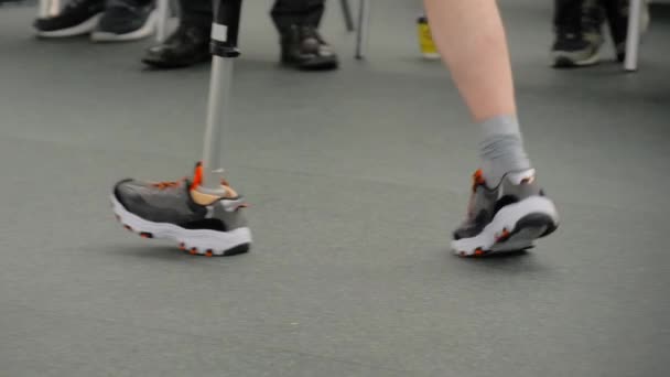 Непрацездатний чоловік з протезом ноги ходить на адаптивному спортивному змаганні: закривається — стокове відео