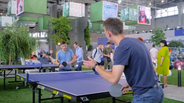 Zwei junge Männer spielen Tischtennis bei Sportausstellung - Zeitlupe — Stockvideo