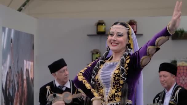 Mulher de vestido étnico dança tradicional azeri dança no Azerbaijão Festival — Vídeo de Stock