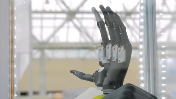 Mouvement lent : prothèse électronique noire bras humain se déplace doigts individuels — Video