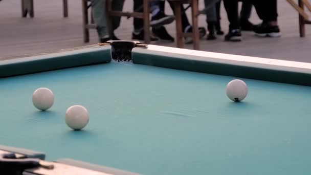 Cámara lenta: golpear la bola de billar en la mesa de billar verde azulado - de cerca — Vídeos de Stock