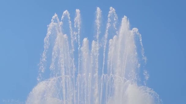 Fontána voda tryskající proti modré obloze - zpomalený pohyb — Stock video