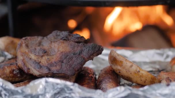 Zpomalený pohyb: proces vaření masových steaků ve fólii na pánvi - zblízka — Stock video