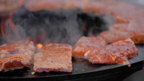 Zpomalený pohyb: proces vaření masových steaků na pánvi s horkým plamenem - zblízka — Stock video