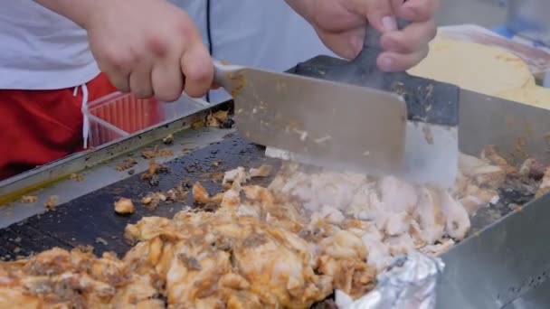 Шеф-повар режет куриное мясо на гриле на фестивале: замедленная съемка, закрытие — стоковое видео