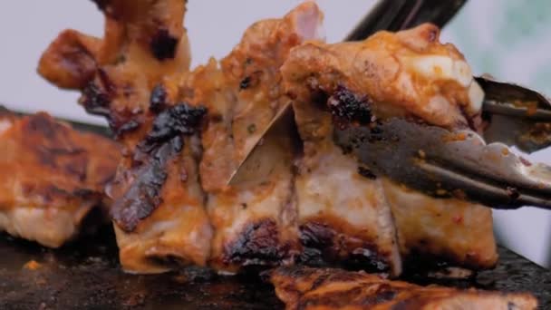 Αργή κίνηση: σεφ με μαχαίρι κοπής προετοιμασμένο ζουμερό κρέας μπριζόλες σε brazier — Αρχείο Βίντεο
