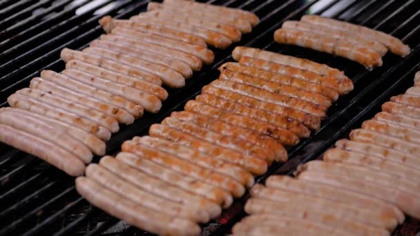 スローモーション:シェフグリル新鮮な肉ソーセージ上の大きな丸いハンギンググリル — ストック動画