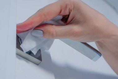 Kadın kapı kolu ıslak mendille temizleme - dezenfeksiyon kavramı