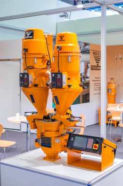 Turuncu gravimetrik karıştırma sistemi - Plastik sergide Koch technik