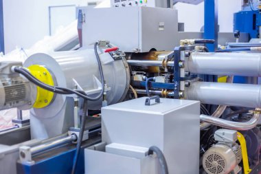 Sergide, fabrikada plastik geri dönüşüm makinesinin arka tarafı.