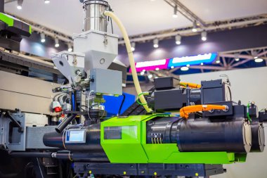 Sergi sırasında otomatik plastik enjeksiyon kalıp makinesi