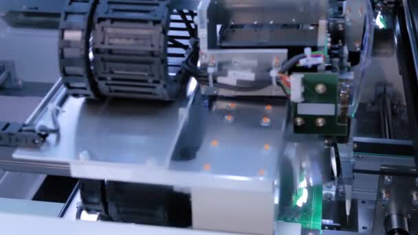 Prueba de calidad de placas de circuitos impresos - prueba de sonda voladora en fábrica — Vídeo de stock