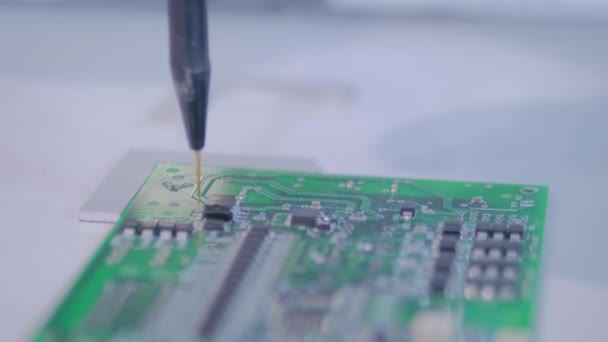 Автоматичний маніпулятор з голкою диспетчера під час роботи з SMT Pcb - закрити — стокове відео