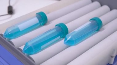 Plastik şişelerde biyolojik örnekleri karıştırmak ve karıştırmak için tüp düzenleyici.