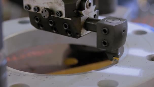 Fresadora de corte peça de metal na exposição de tecnologia - close-up — Vídeo de Stock