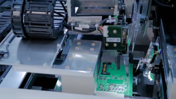 Teste de qualidade de placas de circuito impresso - teste de sonda voadora na fábrica — Vídeo de Stock