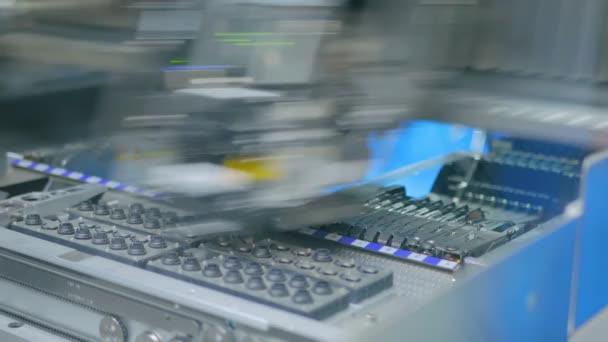 Máquina automática SMD pick and place montaje de placa de circuito impreso por computadora — Vídeos de Stock