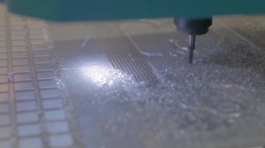 Otomatik dönen değirmen makinesi fabrikada metal işçiliği kesiyor: kapat