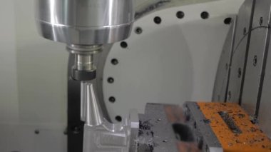 Otomatik dönüş makinası fabrikada metal işçiliği kesiyor