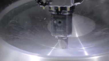 Fabrikada metal işçiliği kesen soğutma sistemi olan bir değirmen makinesi.