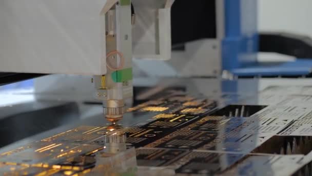 带火花金属片的激光切割机 — 图库视频影像