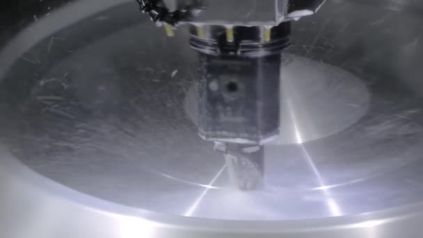 工厂用冷却系统切割金属工件的旋转铣床 — 图库视频影像