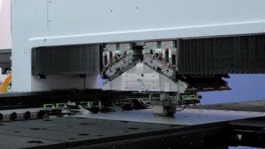 Fabrikada metal levha ile çalışan otomatik yumruklama ve kırpma makinesi