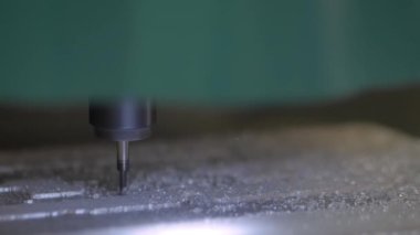 Değirmen makinesinin metal işçiliğini talaşlarla kesmesi: Ağır çekim