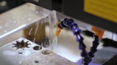 Otomatik cnc tel kesme makinesi kıvılcımlı metal levha ile çalışıyor