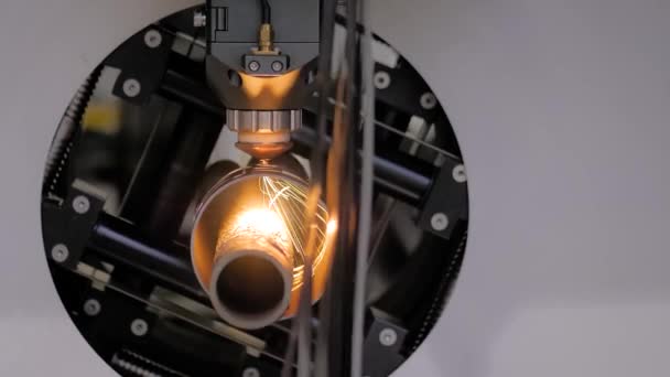 Mașină de tăiat cu laser care lucrează cu piesă de prelucrat din metal cu scântei - aproape — Videoclip de stoc
